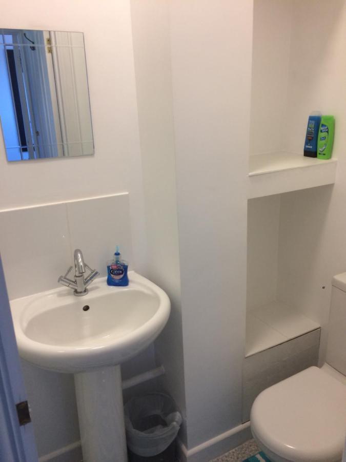 4 Bedroom House For Corporate Stays In Кетъринг Екстериор снимка