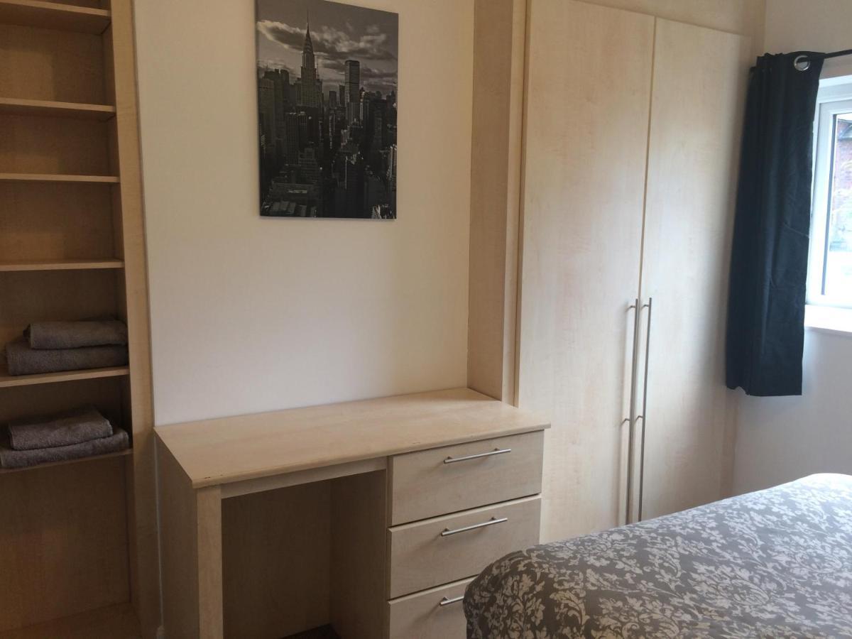 4 Bedroom House For Corporate Stays In Кетъринг Екстериор снимка